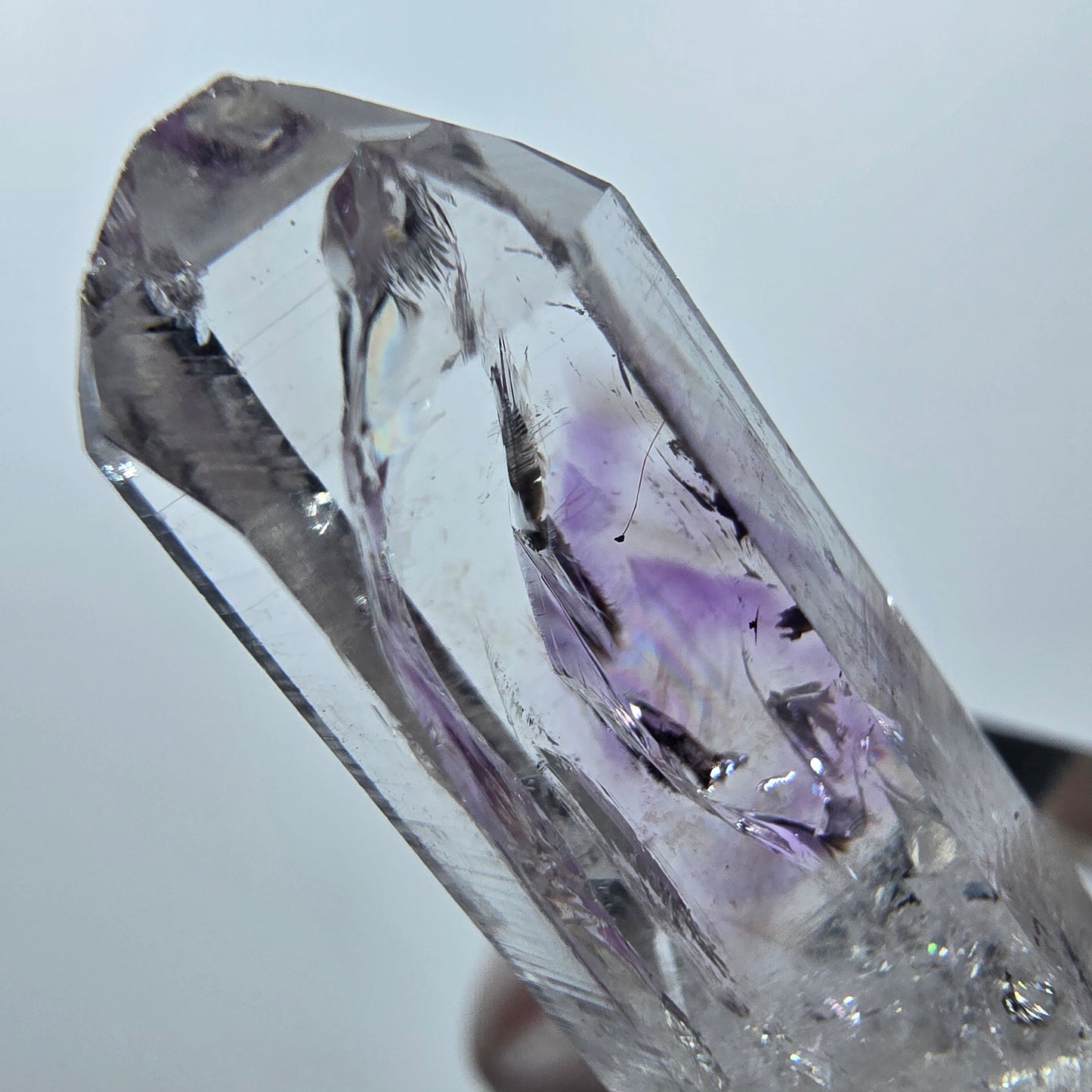 Améthyste fantôme avec hématite, mine Streep, Goboboseb, Namibie, 32 x 10 x 10 mm 