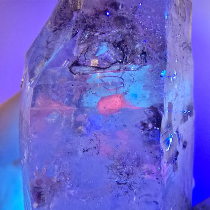 Sceptre squelette en quartz fumé DT, poche Saint-Valentin en calcite UV, Namibie 101 x 64 x 52 mm 