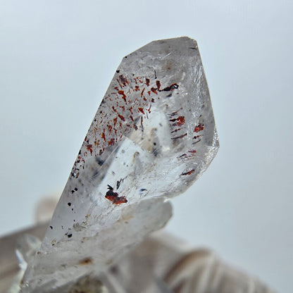 Quartz clair Harlequin Point Streep Mine, Goboboseb, Namibie 32 x 10 x 10 mm 