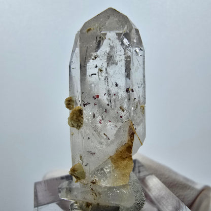 Quartz clair, préhnite, hématite, mine Point Streep, Goboboseb, Namibie, 38 x 22 x 16 mm 
