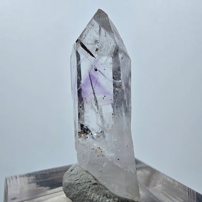 Améthyste fantôme avec hématite, mine Streep, Goboboseb, Namibie, 29 x 11 x 7 mm 