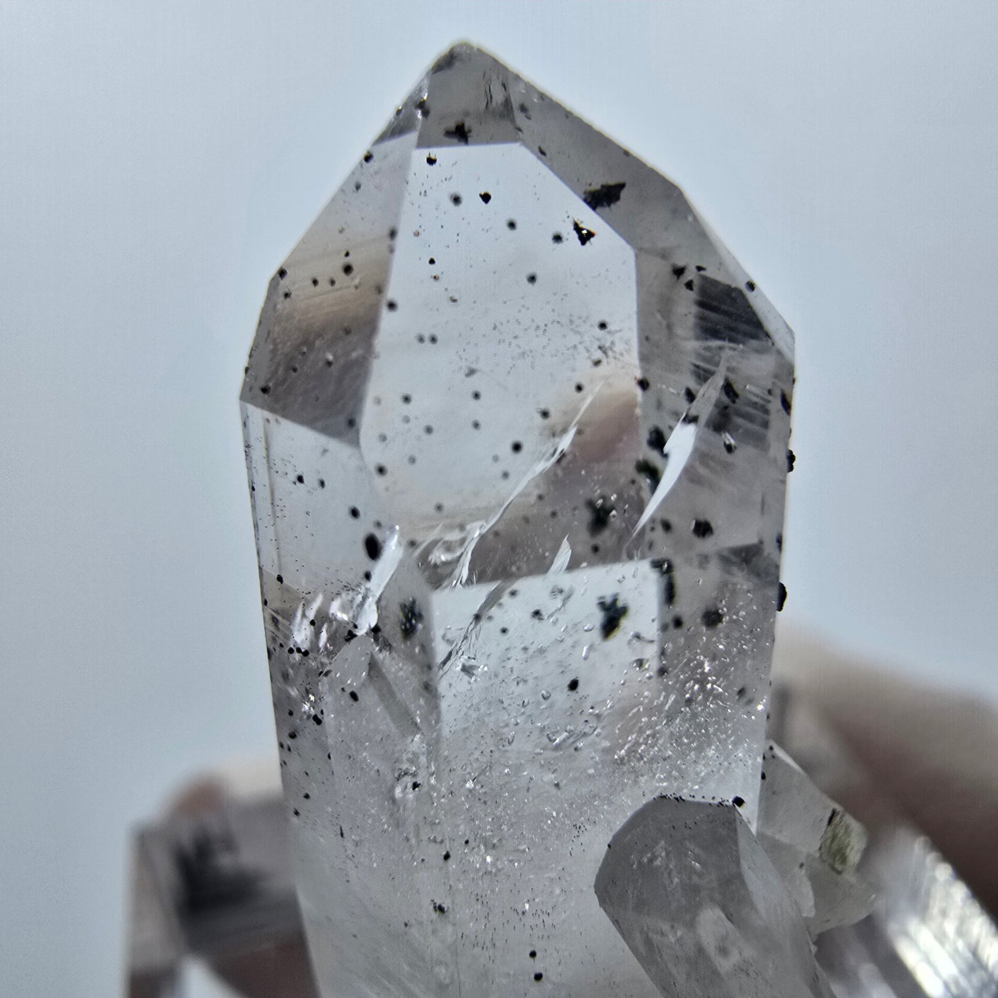 Quartz hématite transparent Point Streep Mine, Goboboseb, Namibie 29 x 14 x 10 mm 