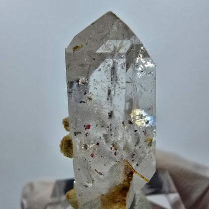 Quartz clair, préhnite, hématite, mine Point Streep, Goboboseb, Namibie, 38 x 22 x 16 mm 