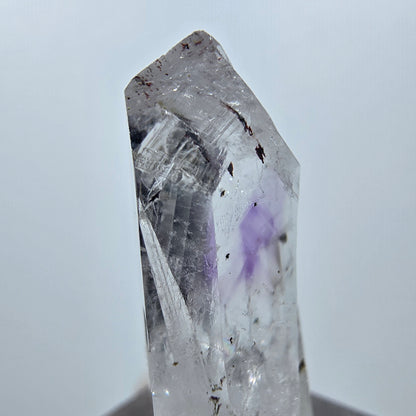 Améthyste fantôme avec hématite, mine Streep, Goboboseb, Namibie, 29 x 11 x 7 mm 