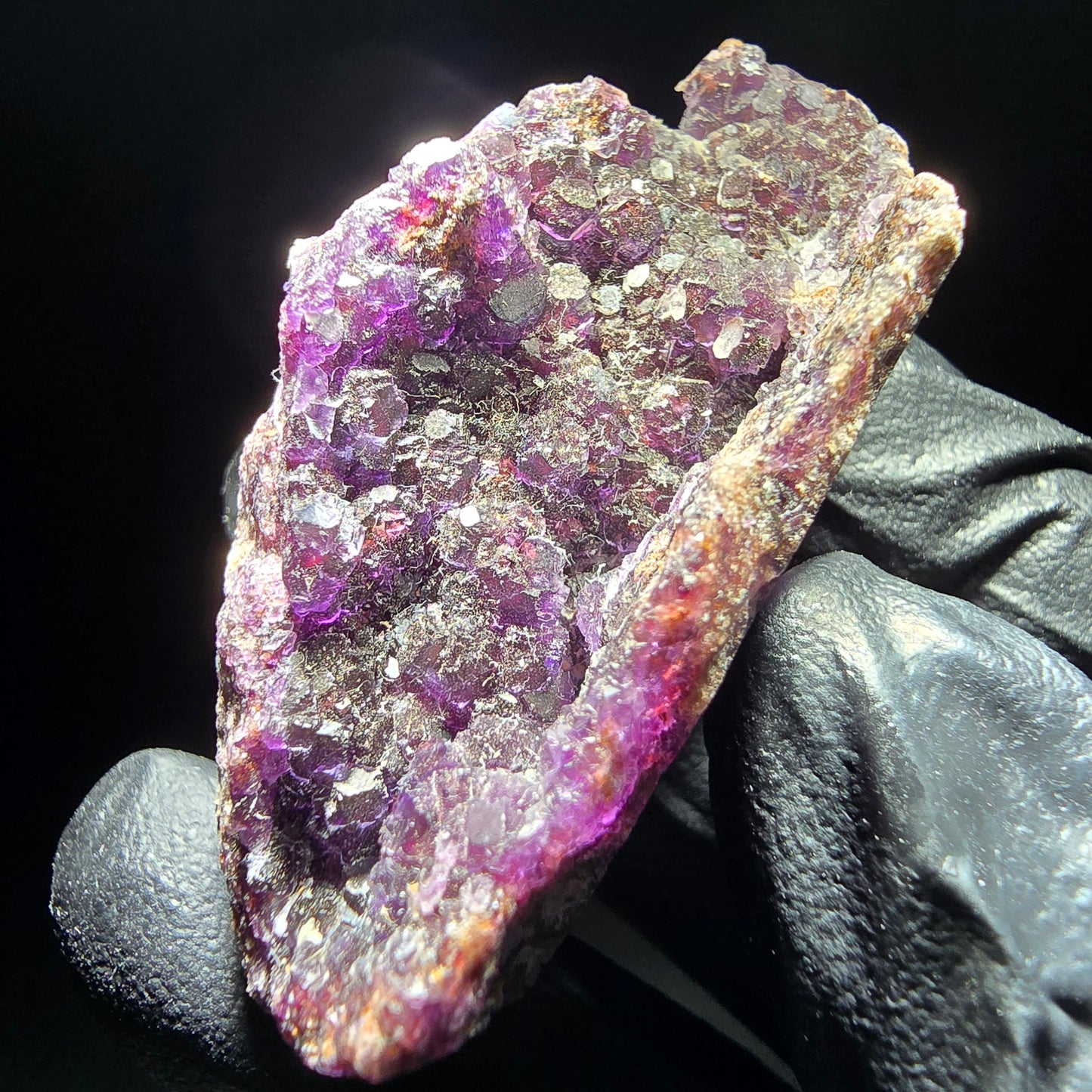 Niveau de cube en fluorite violet avec pointes de quartz Okorusu, collection Namibie 49*25*17mm