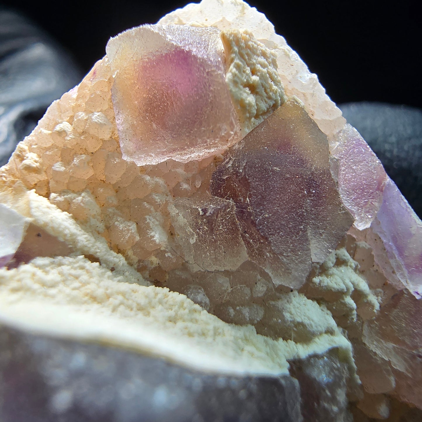 Cube de fluorite fantôme sur scène de quartz violet vert Omehane, Namibie 33*31*23mm