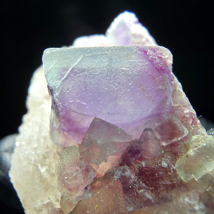 Cube de fluorite fantôme sur scène de quartz violet vert Omehane, Namibie 36*25*24mm