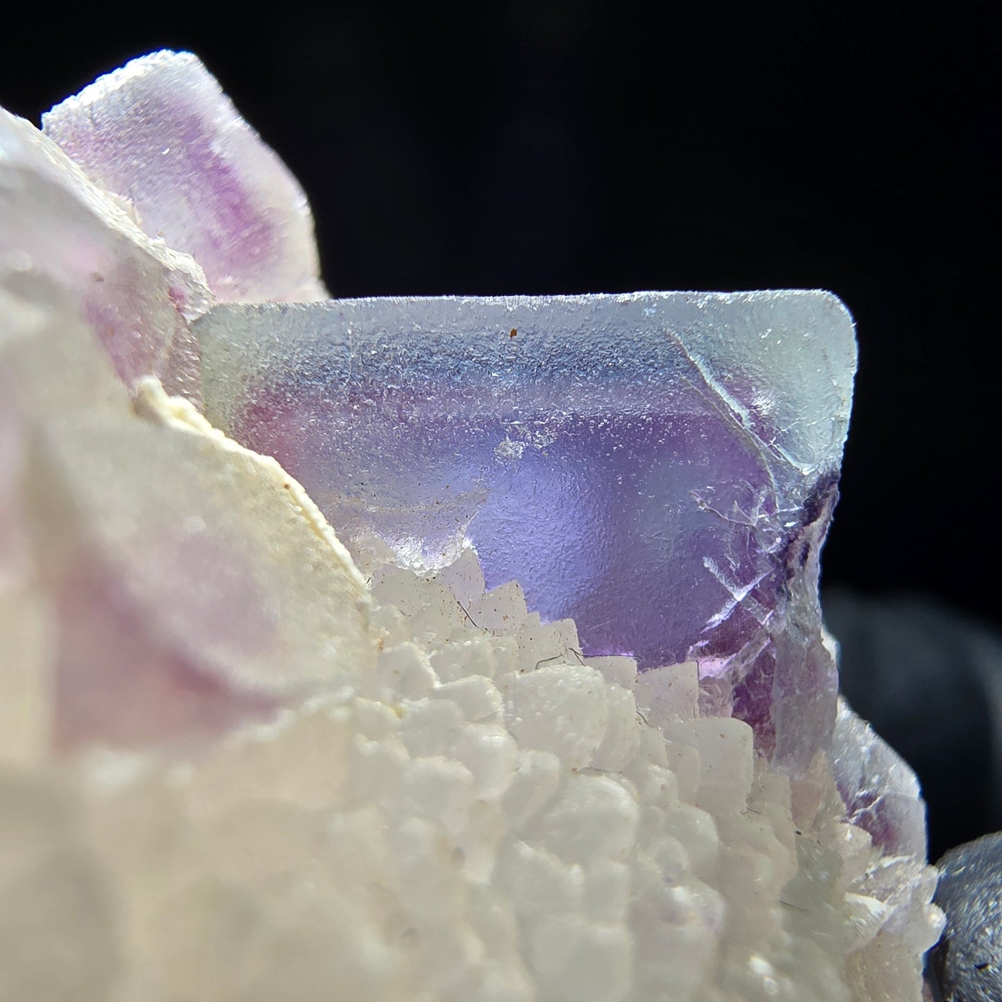 Cube de fluorite fantôme sur scène de quartz violet vert Omehane, Namibie 36*25*24mm