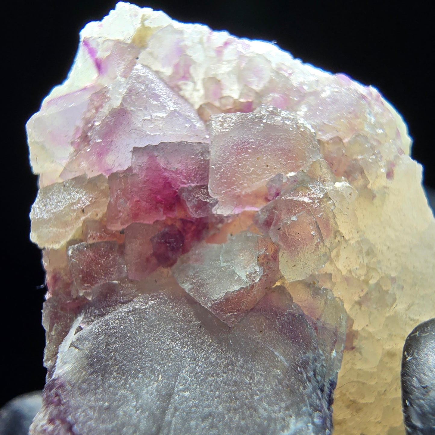 Cube de fluorite fantôme sur scène de quartz violet vert Omehane, Namibie 36*25*24mm