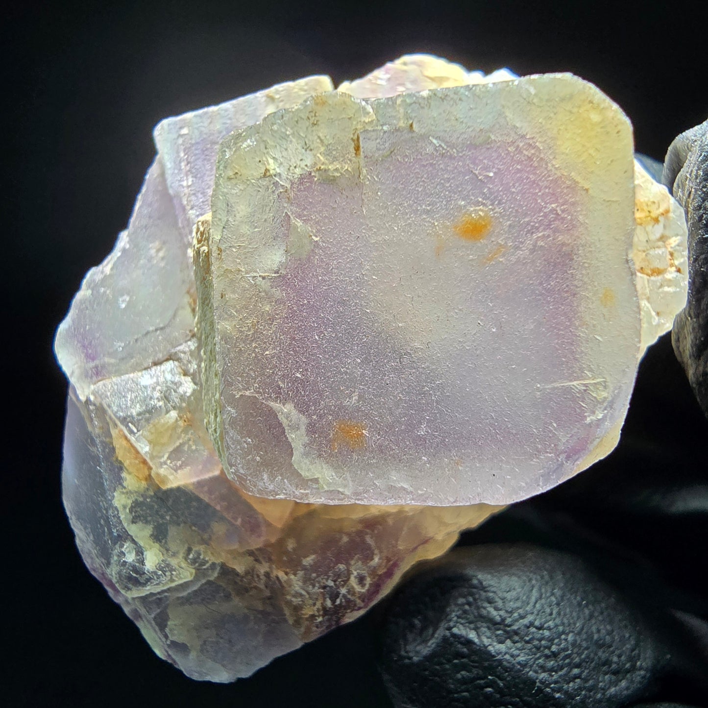 Cube de fluorite fantôme sur scène de quartz violet vert Omehane, Namibie 47*32*21mm