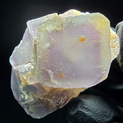 Cube de fluorite fantôme sur scène de quartz violet vert Omehane, Namibie 47*32*21mm