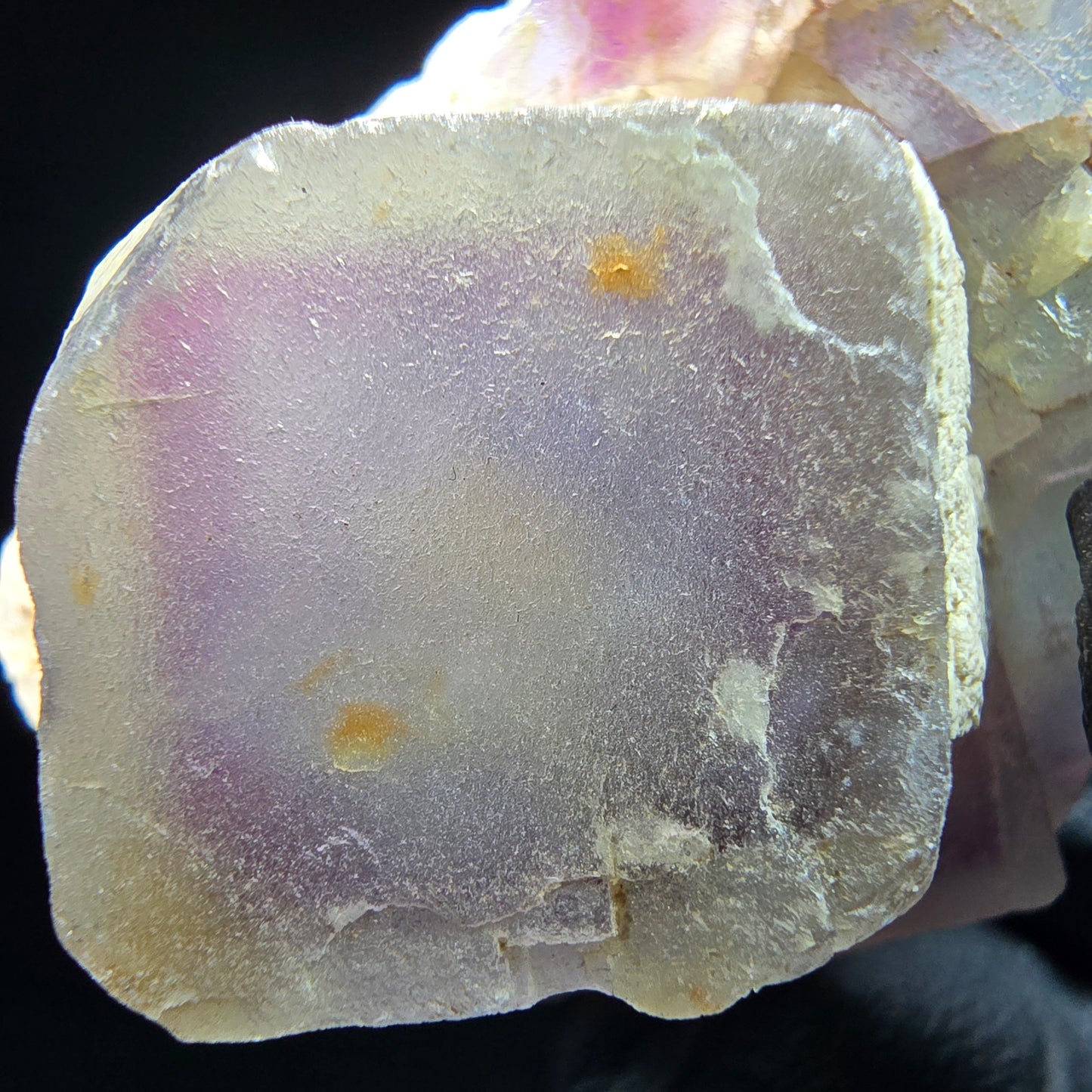 Cube de fluorite fantôme sur scène de quartz violet vert Omehane, Namibie 47*32*21mm