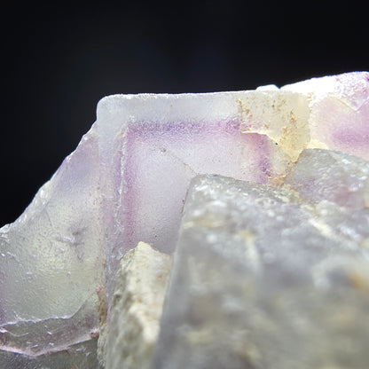 Cube de fluorite fantôme sur scène de quartz violet vert Omehane, Namibie 47*32*21mm