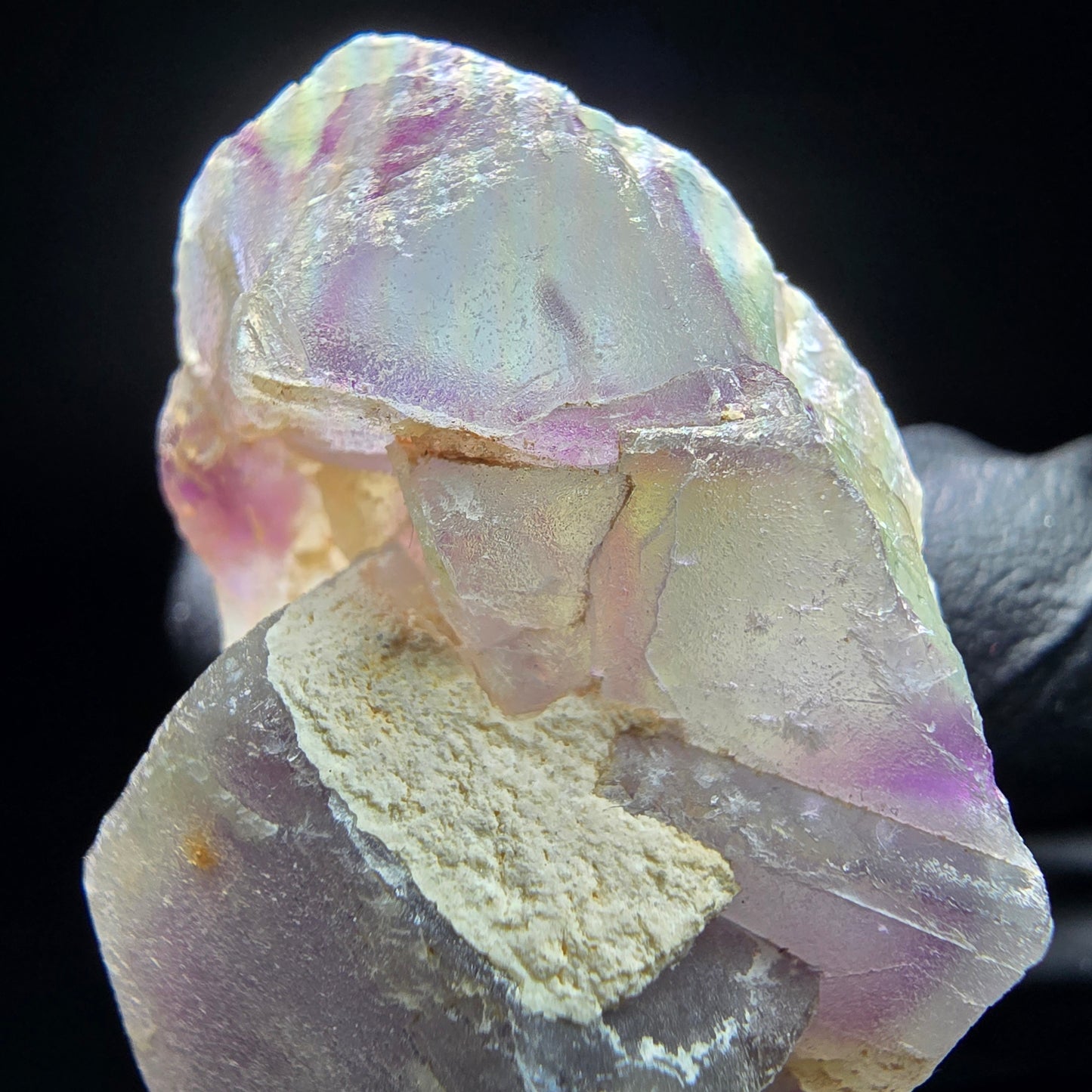Cube de fluorite fantôme sur scène de quartz violet vert Omehane, Namibie 47*32*21mm