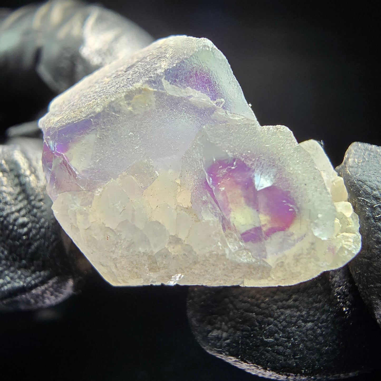 Cube de fluorite fantôme sur scène de quartz violet vert Omehane, Namibie 28*20*17mm