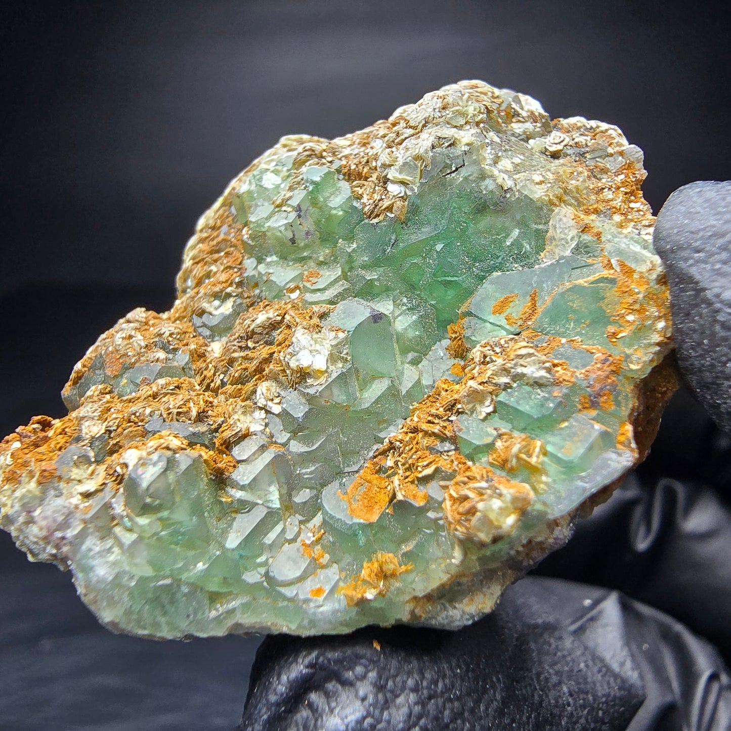 Vert fluorite étagé, étape muscovite Erongo Namibie 40*37*39mm collection