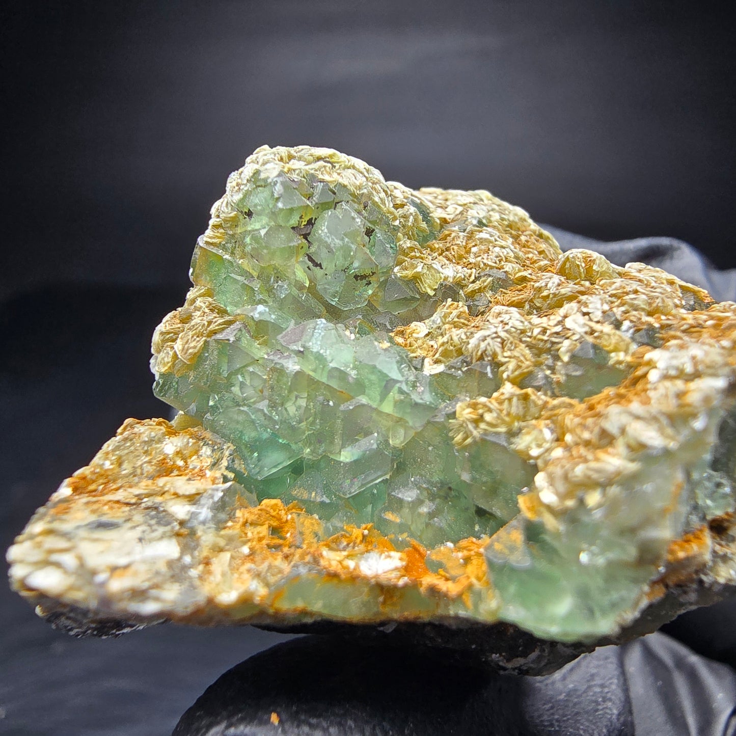 Vert fluorite étagé, étape muscovite Erongo Namibie 40*37*39mm collection