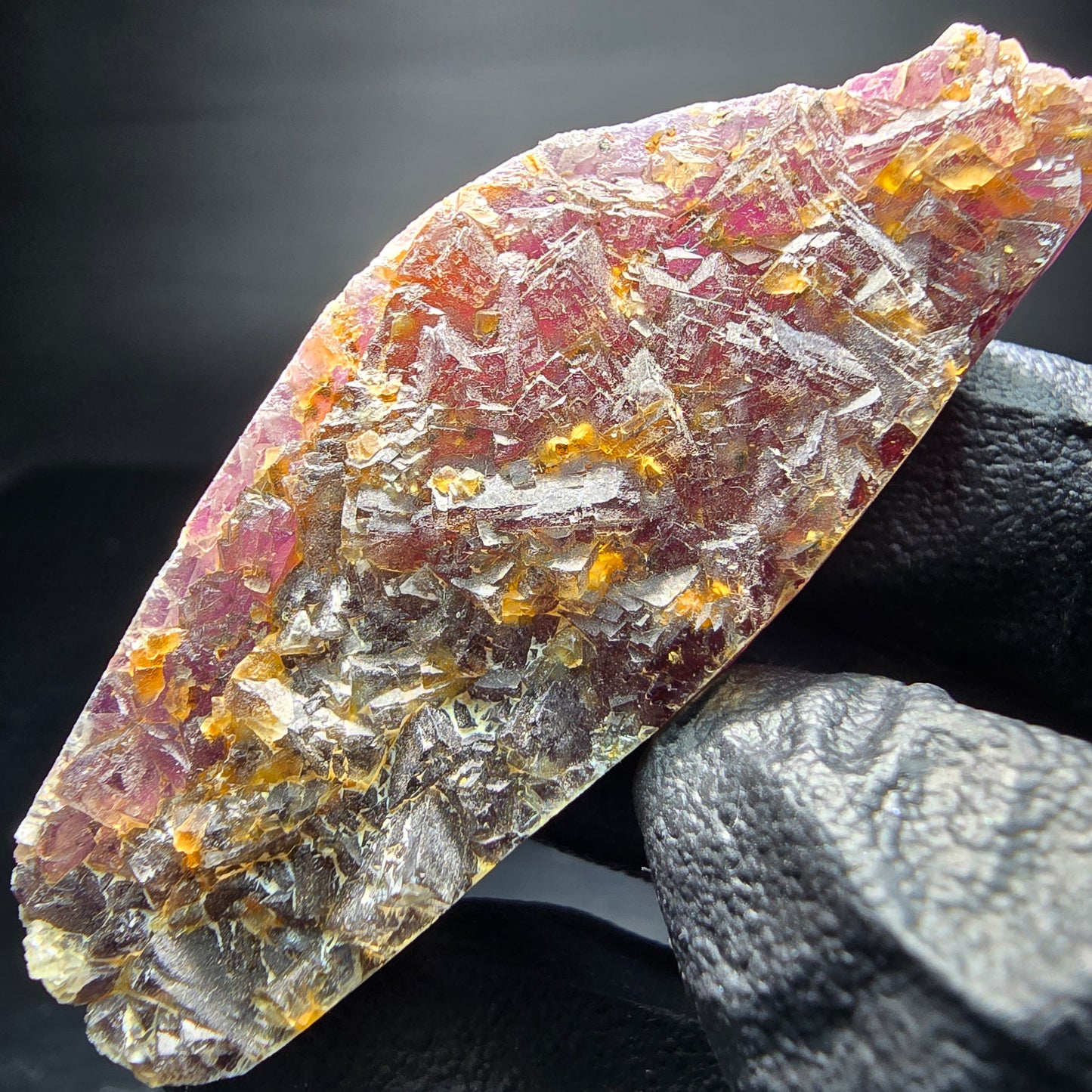 Étape de cube de fluorite rare, orange violet Omehane, Namibie 57*22*17mm
