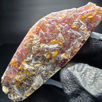 Étape de cube de fluorite rare, orange violet Omehane, Namibie 57*22*17mm