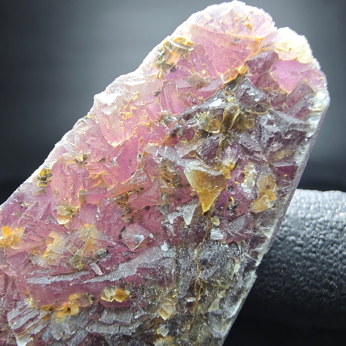 Étape de cube de fluorite rare, orange violet Omehane, Namibie 57*22*17mm