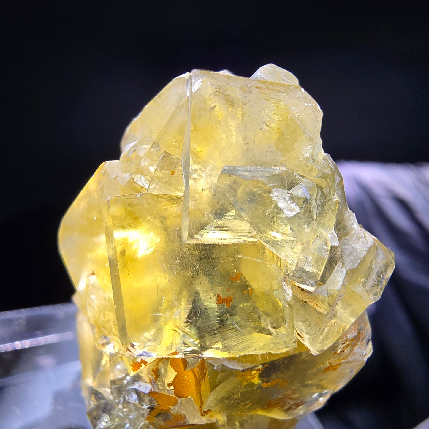 Clear Honey Pocket Phantom Fluorite cube niveau jaune Okorusu, Namibie 35*24*23mm