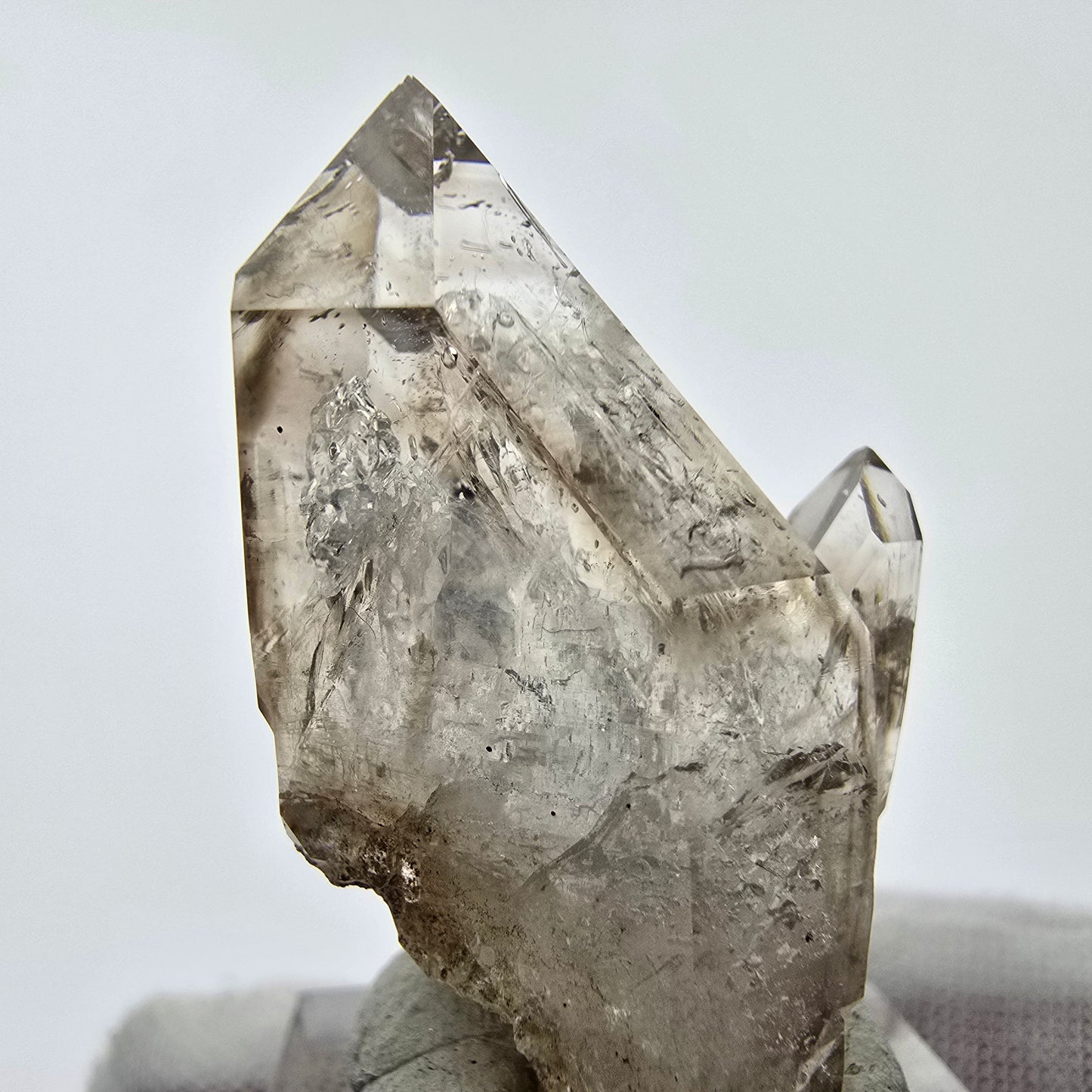 Enhydro Phantom Smoky Quartz Sceptre Tip 1x Bubble Goboboseb, Namibie 40*24*22mm 
