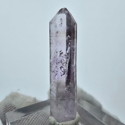 Pointe de cristal d'améthyste fantôme transparente Goboboseb, Namibie 33*8*6mm Collection 