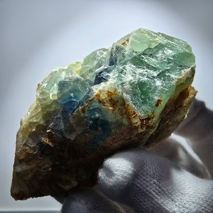 Fluorite rare, classée sur un spécimen de cube de quartz Omehane, Namibie 71*49*33mm 