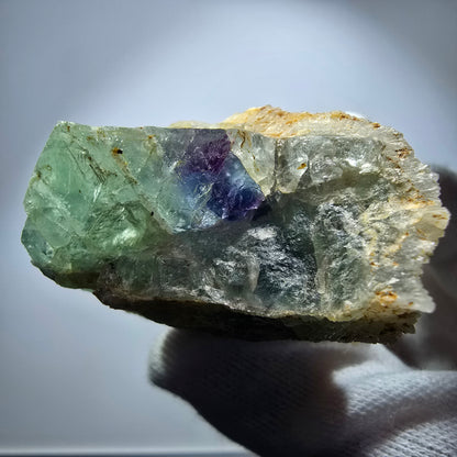 Fluorite rare, classée sur un spécimen de cube de quartz Omehane, Namibie 71*49*33mm 