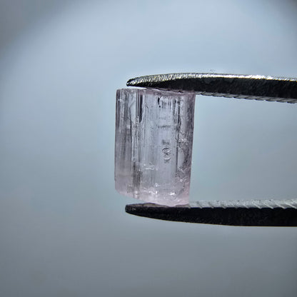 Cristal de tourmaline rubellite rare, rose Minas Gerais, Brésil 7 x 5 x 3 mm 