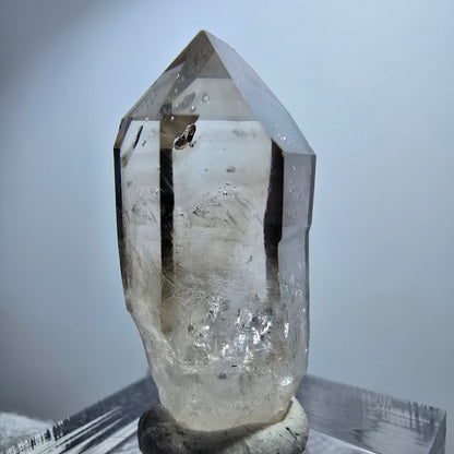 Pointe de sceptre en quartz fumé fantôme transparent, Goboboseb, Namibie, 31 x 16 x 13 mm 