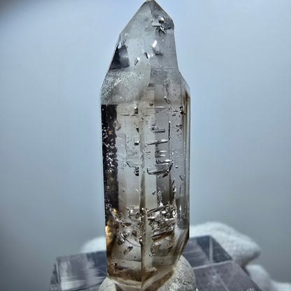 Pointe de sceptre en quartz fumé fantôme transparent, Goboboseb, Namibie, 39 x 12 x 10 mm 