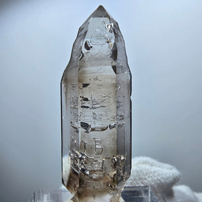 Pointe de sceptre en quartz fumé fantôme transparent, Goboboseb, Namibie, 39 x 12 x 10 mm 