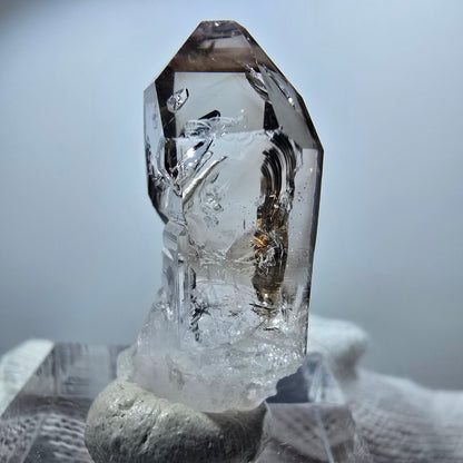 Pointe de sceptre en améthyste fantôme transparente, Goboboseb, Namibie, 31 x 13 x 11 mm 