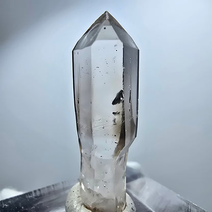 Pointe de sceptre en quartz fumé fantôme transparent, Goboboseb, Namibie, 31 x 8 x 8 mm 