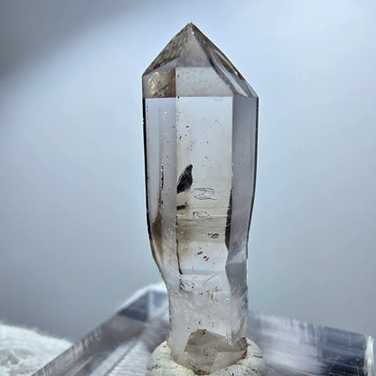 Pointe de sceptre en quartz fumé fantôme transparent, Goboboseb, Namibie, 31 x 8 x 8 mm 