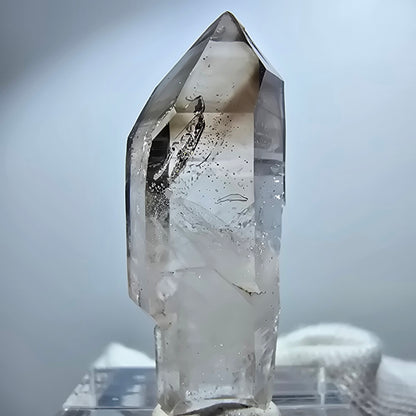 Pointe de sceptre en quartz fumé fantôme transparent, Goboboseb, Namibie, 38 x 14 x 10 mm 