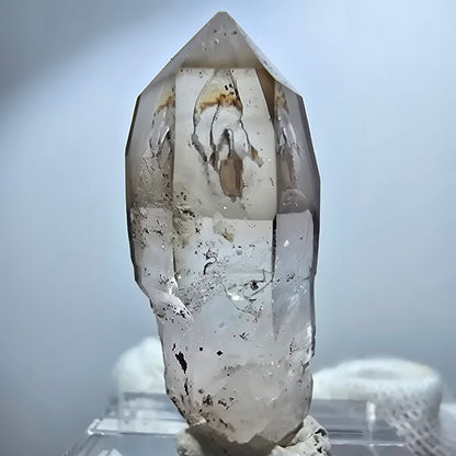 Pointe de sceptre en quartz fumé fantôme transparent, Goboboseb, Namibie, 35 x 13 x 13 mm 