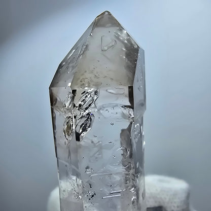 Pointe de sceptre en quartz fumé fantôme transparent, Goboboseb, Namibie, 45 x 13 x 14 mm 