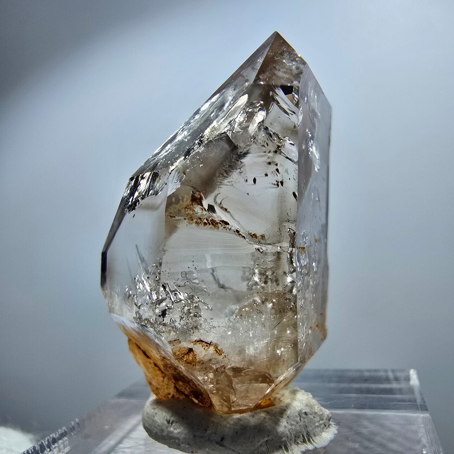 Pointe de sceptre en quartz fumé fantôme transparent, Goboboseb, Namibie, 30 x 19 x 16 mm 