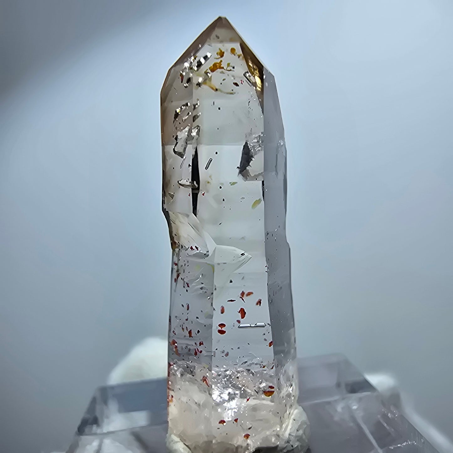 Pointe de sceptre en quartz fumé fantôme transparent, hématite, Goboboseb, Namibie, 32 x 9 x 9 mm 