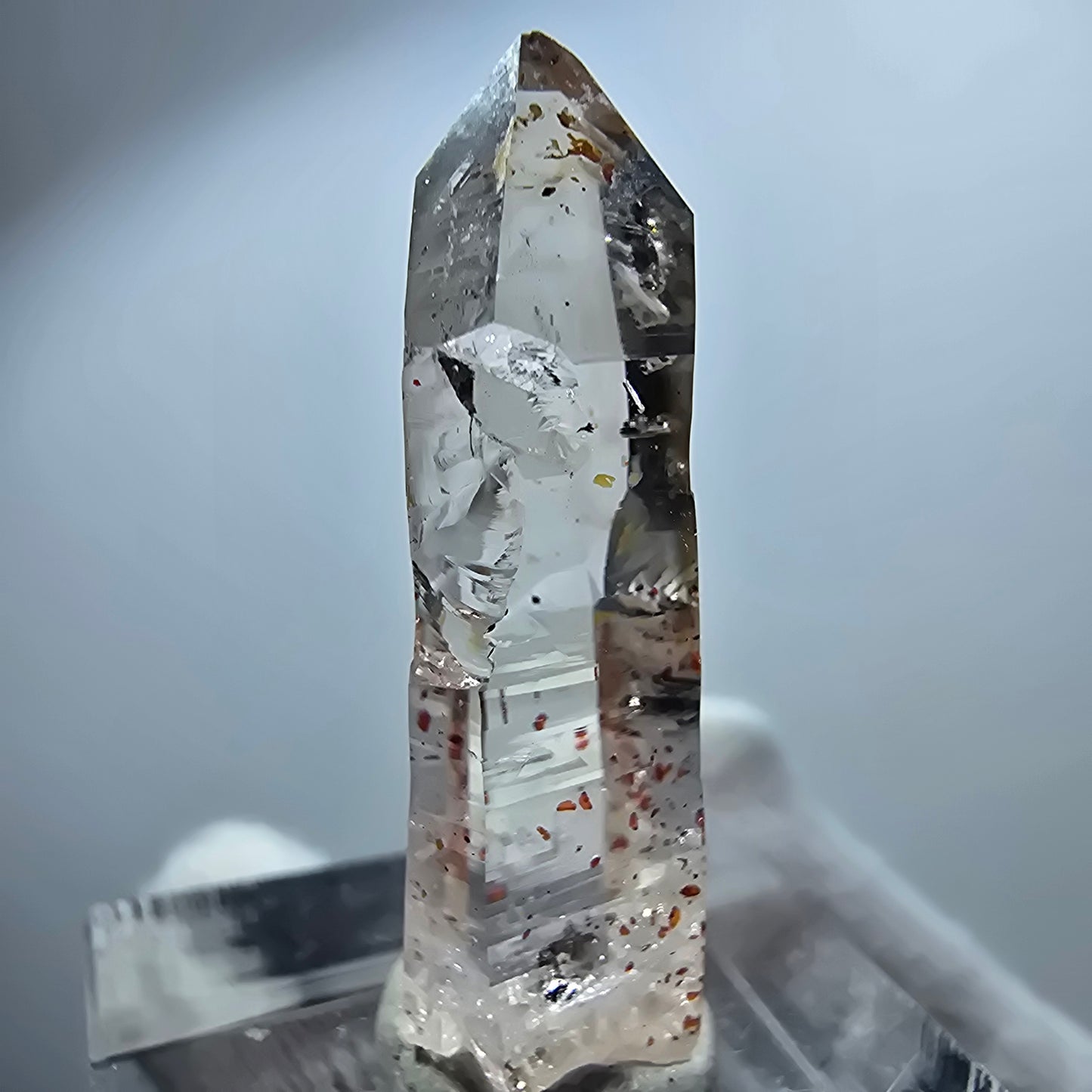 Pointe de sceptre en quartz fumé fantôme transparent, hématite, Goboboseb, Namibie, 32 x 9 x 9 mm 