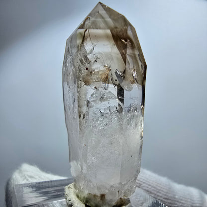 Pointe de sceptre en quartz fumé fantôme lémurien, Goboboseb, Namibie, 41 x 18 x 13 mm 