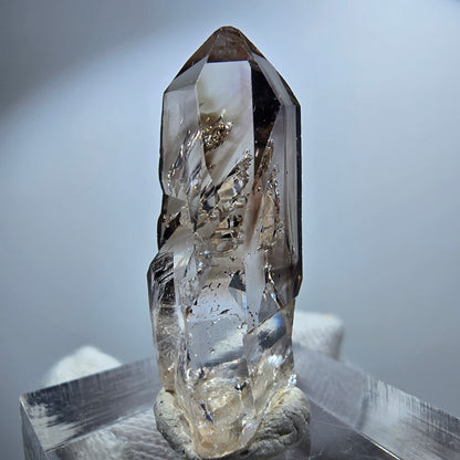 Pointe de sceptre en quartz fumé fantôme transparent, Goboboseb, Namibie, 32 x 15 x 11 mm 