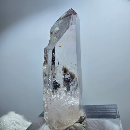 Pointe de sceptre en améthyste fantôme transparente, Goboboseb, Namibie, 38 x 16 x 11 mm 