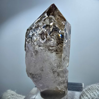 Pointe de sceptre en améthyste fantôme transparente, Goboboseb, Namibie, 46 x 20 x 20 mm 