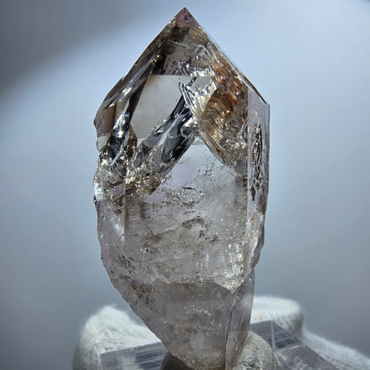 Pointe de sceptre en améthyste fantôme transparente, Goboboseb, Namibie, 46 x 20 x 20 mm 