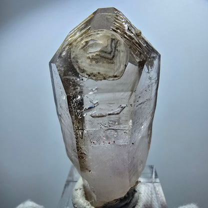 Pointe de sceptre en améthyste fantôme transparente, Goboboseb, Namibie, 50 x 24 x 21 mm 