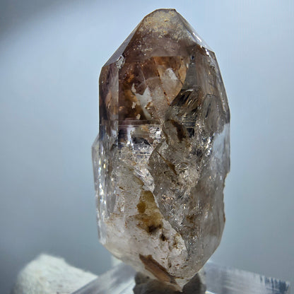 Pointe de sceptre en améthyste fantôme transparente, Goboboseb, Namibie, 41 x 21 x 17 mm 
