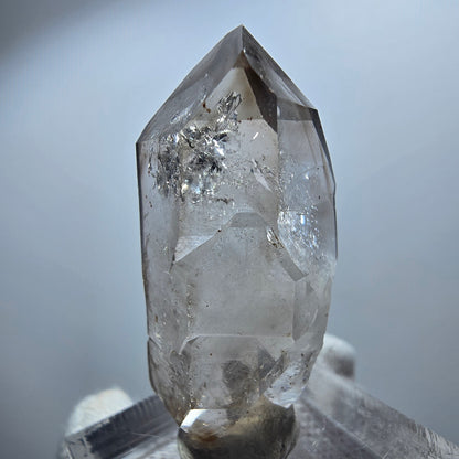 Sceptre en quartz fumé fantôme transparent, DT Point Goboboseb, Namibie, 39 x 17 x 14 mm 
